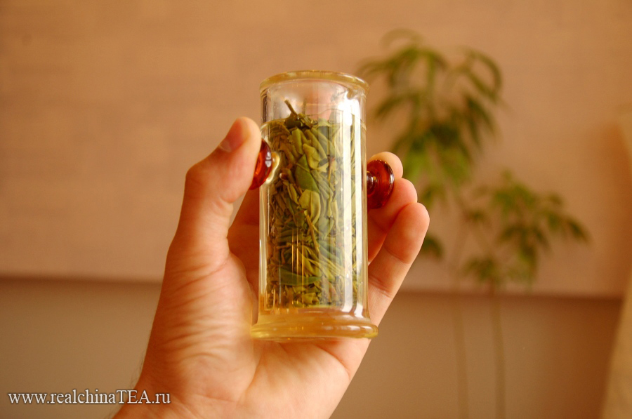 Лунцзин можно заваривать и в гайване и в исинском чайничке, но я предпочитают делать это в чайной колбе. Лично мне очень нравится заваривать зеленые чаи в стеклянной посуде.