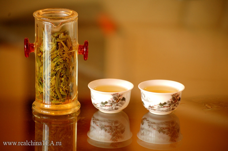 Чай Лунцзин дает прозрачный светло-желтый настой.