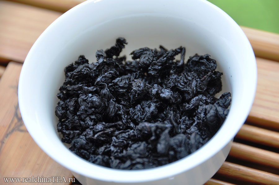 Черный Тегуаньинь – это хорошо прожаренная производная от классического улуна Тегуаньинь.