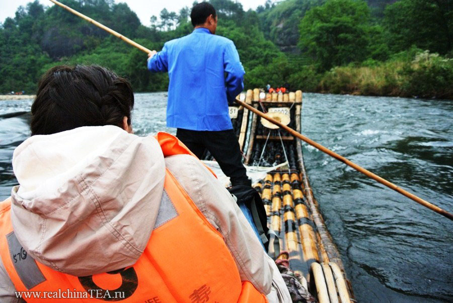 Рафтинг на бамбуковых плотах по реке, наполненной большими рыбинами, через красивейшие места!