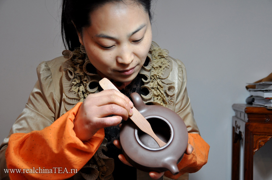 С помощью лопатки выскабливаются внутренние стенки исинского чайника.