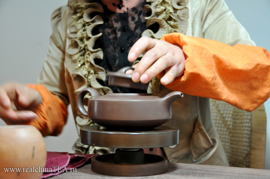 Вращающийся металлический круг на подшипнике - именно на них мастера работают с исинскими чайниками.