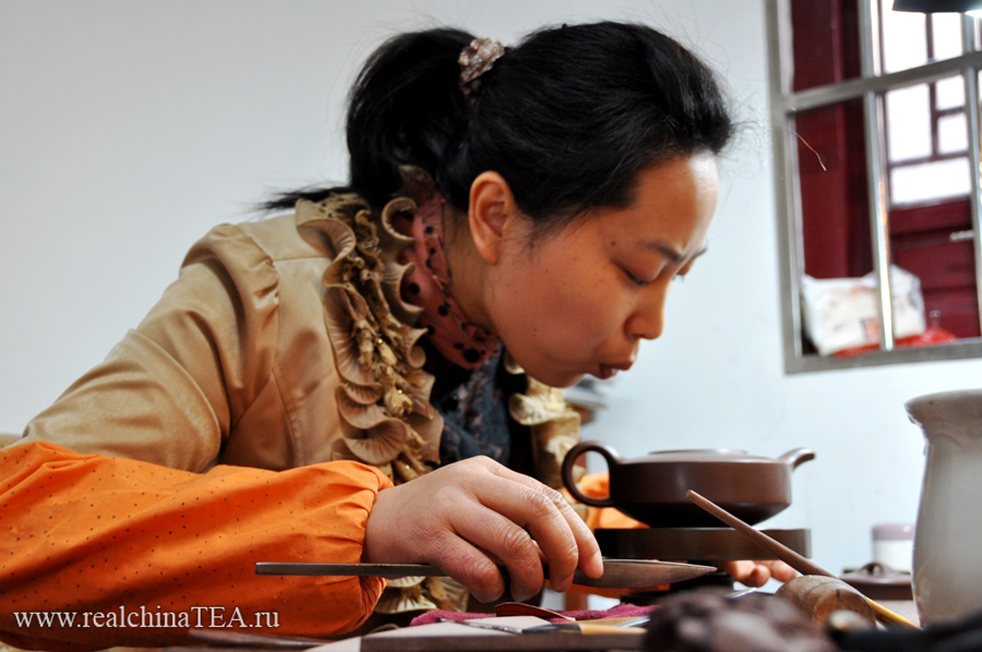 В процессе работы мастера  часто дуют на свои чайники.
