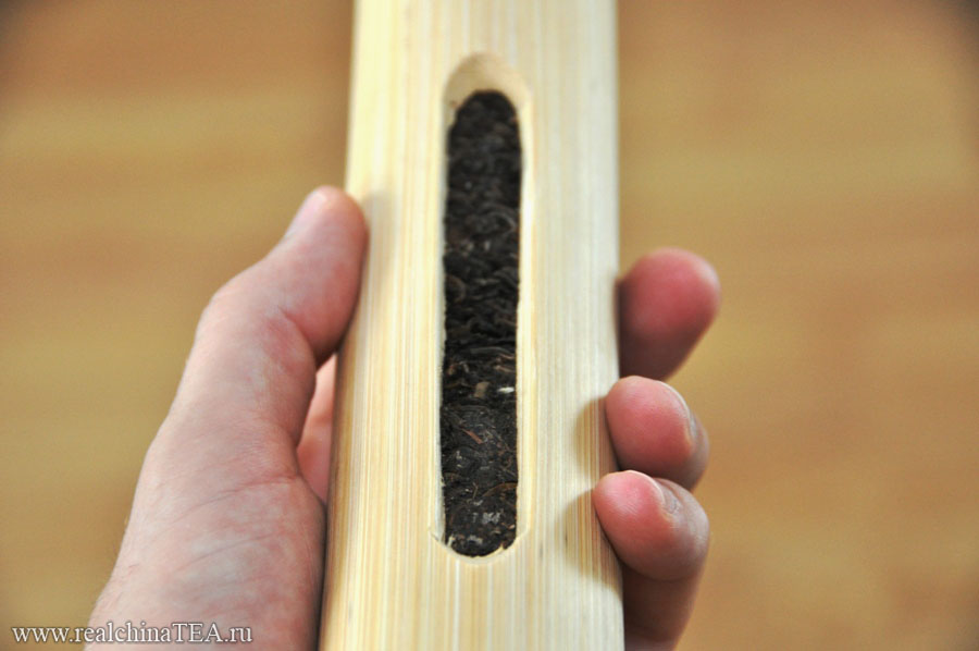 "Смотровое" окошко в стебле бамбука для того, чтобы была наглядно видна степень ферментации чая.