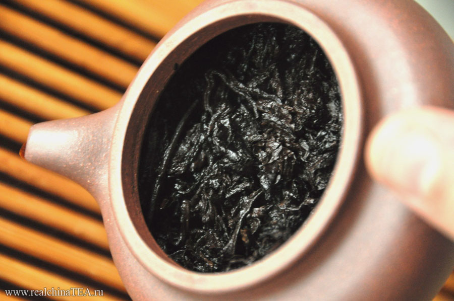 В процессе заварки чай темнеет и становится однородно черным. Как космос.